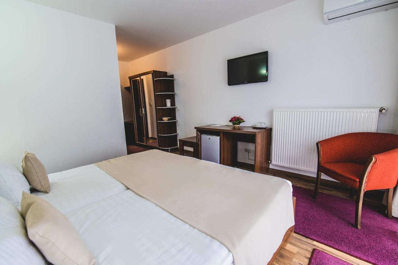 Hotel Class Brezoi Eksteriør bilde