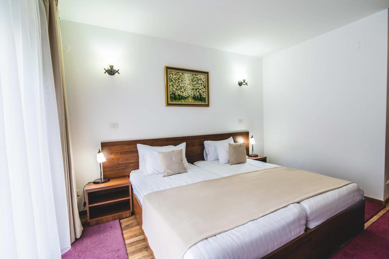 Hotel Class Brezoi Eksteriør bilde