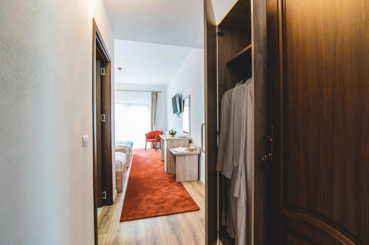 Hotel Class Brezoi Eksteriør bilde