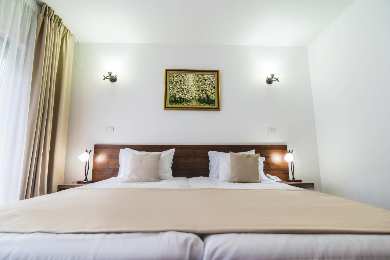Hotel Class Brezoi Eksteriør bilde