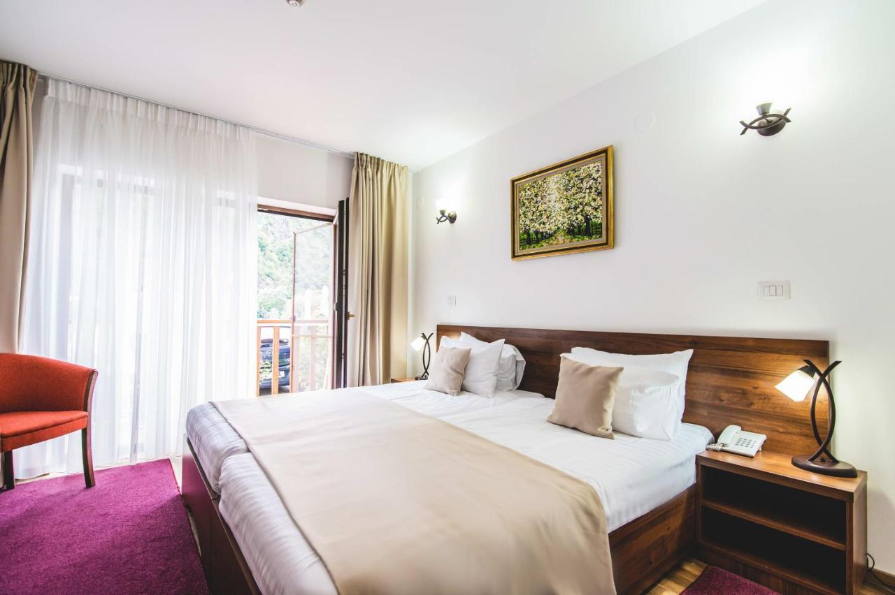 Hotel Class Brezoi Eksteriør bilde